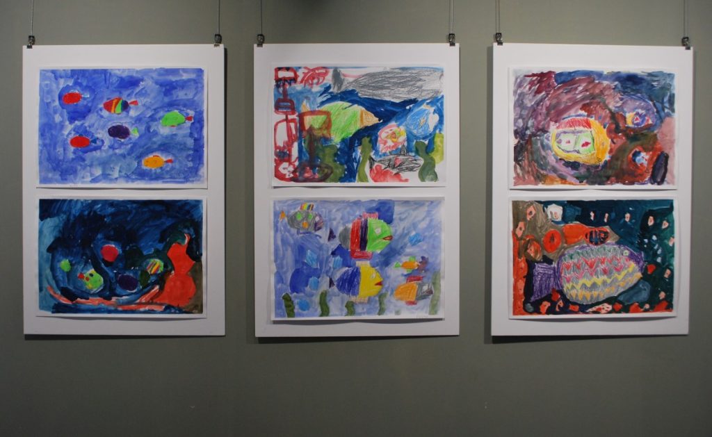 Kuvataidekoulu Eeron oppilaiden KUVITTELE-näyttelyn teoksia inspiroi taidehistoria.