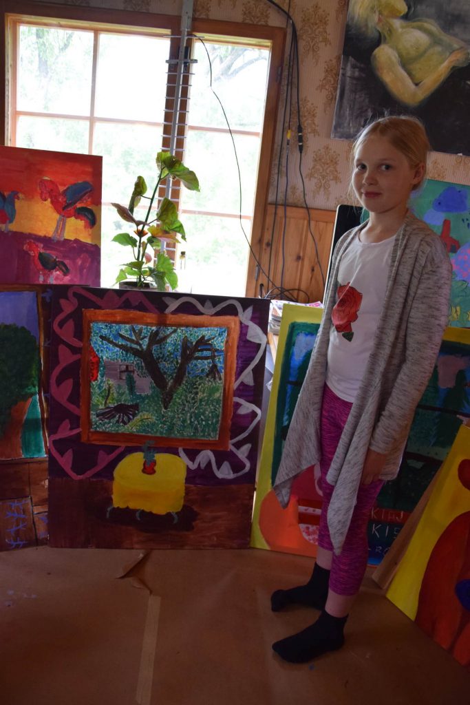 Olivia Vuorenmaa keskittyi leirillä maalaamiseen, mutta kavereidenkin kanssa ehti olla