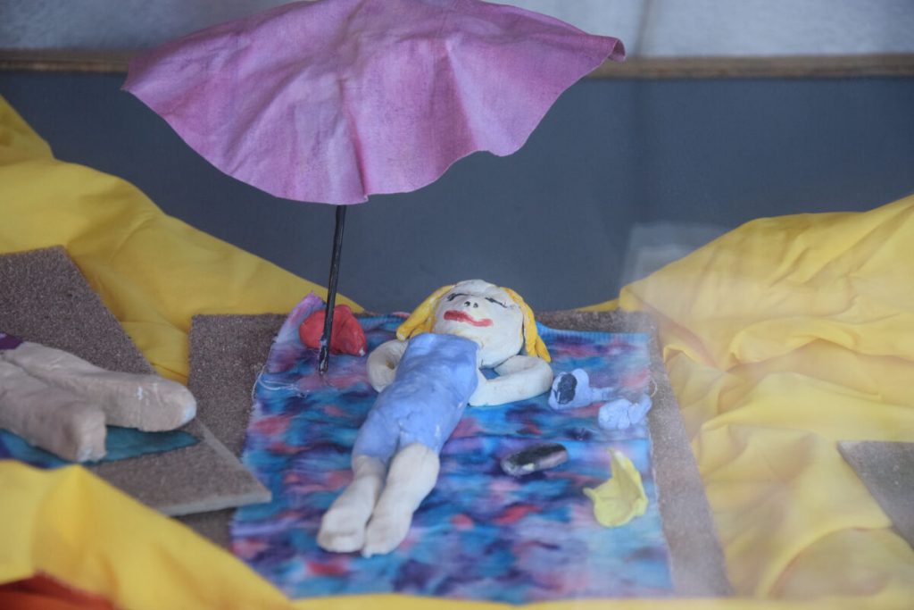 Marjut Mässbackan vetämien Kuvataidekoulu Eeron Vimpelin ryhmien teokset ovat esillä Vimpulassa.