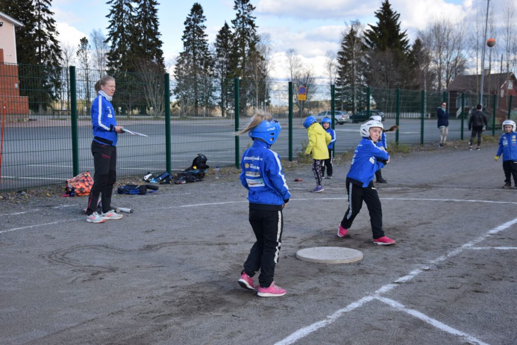 Tanja Tuomela (vas.) pitää valmentajana joukkueen hyvää ilmapiiriä tärkeänä. Hän valmentaa Alajärven Ankkureiden F-tyttöjä.