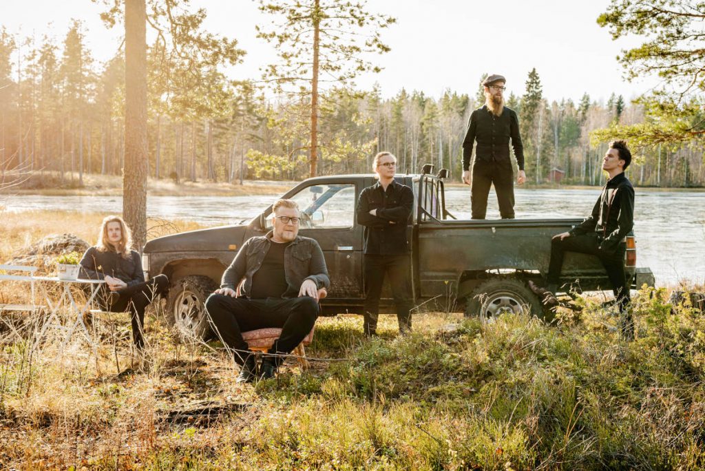 Lapualainen Lauri Kotamäki yhtyeineen esittää rosoisenhellää rockia Kaustisella. Kuva: JP Niemelä.