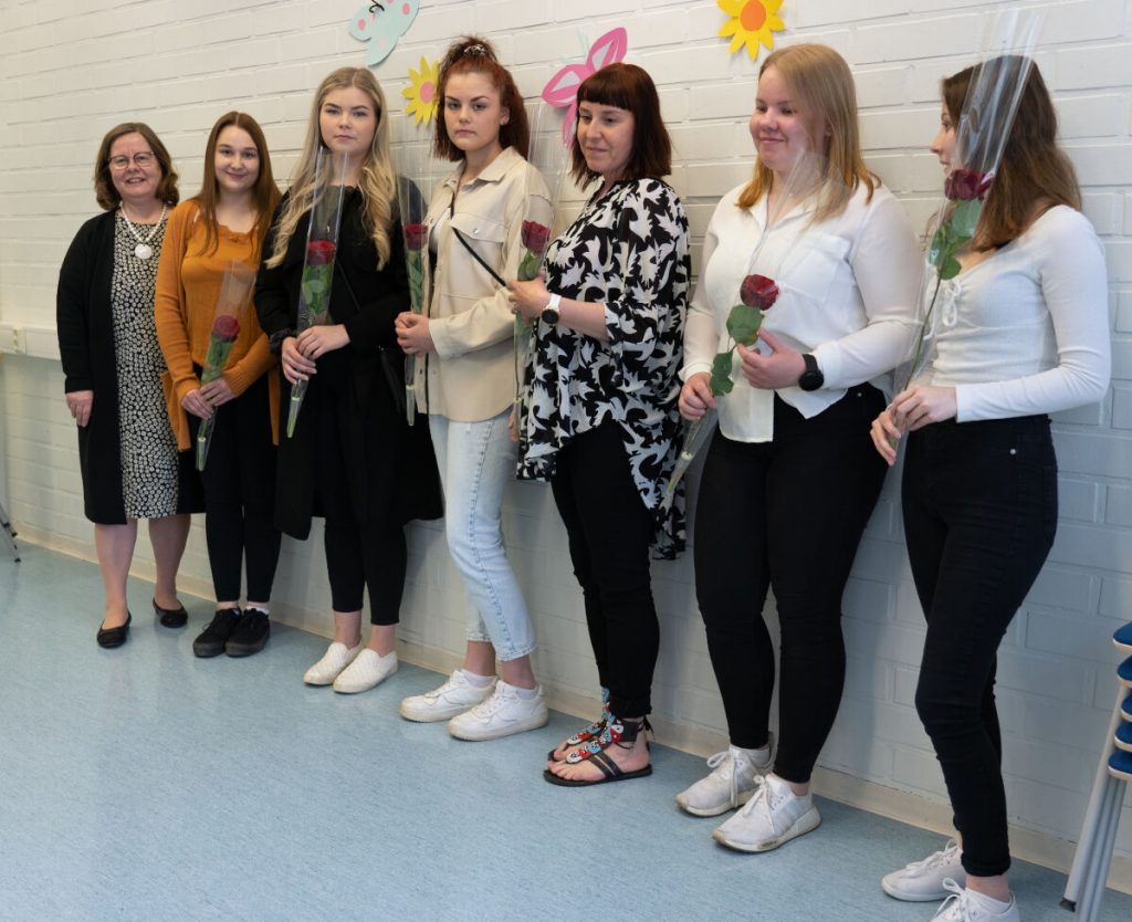 Sedusta valmistuneita lähihoitajia: Vasemmalta opettaja Tuija Viinamäki, Silja Jokela (Alajärvi, Superin stipendi), Emmi Nurminen (Alajärvi), Mira Savela (Alajärvi), Reija Takala (Lappajärvi, Tehyn stipendi), Pihla-Maria Ukonmäki (Alajärvi) ja Erin Kangastie (Lappajärvi). Kuva: Santeri Viinamäki