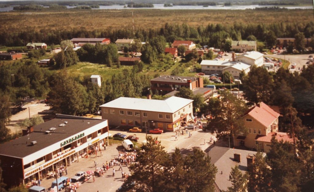 Tämä vanha ilmakuva Evijärven markkinoilta löytyi Evijärven kunnan arkistosta.