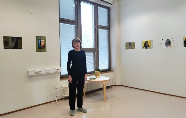 Oleksandra Viazinkon näyttelyyn voi tutustua Alajärven kaupunginkirjastolla.