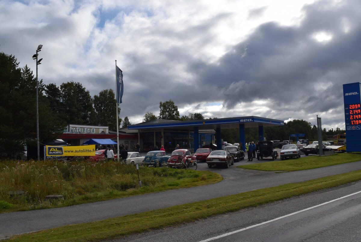Seon piha-alueelle saapui runsas määrä vanhoja autoja ihasteltaviksi.