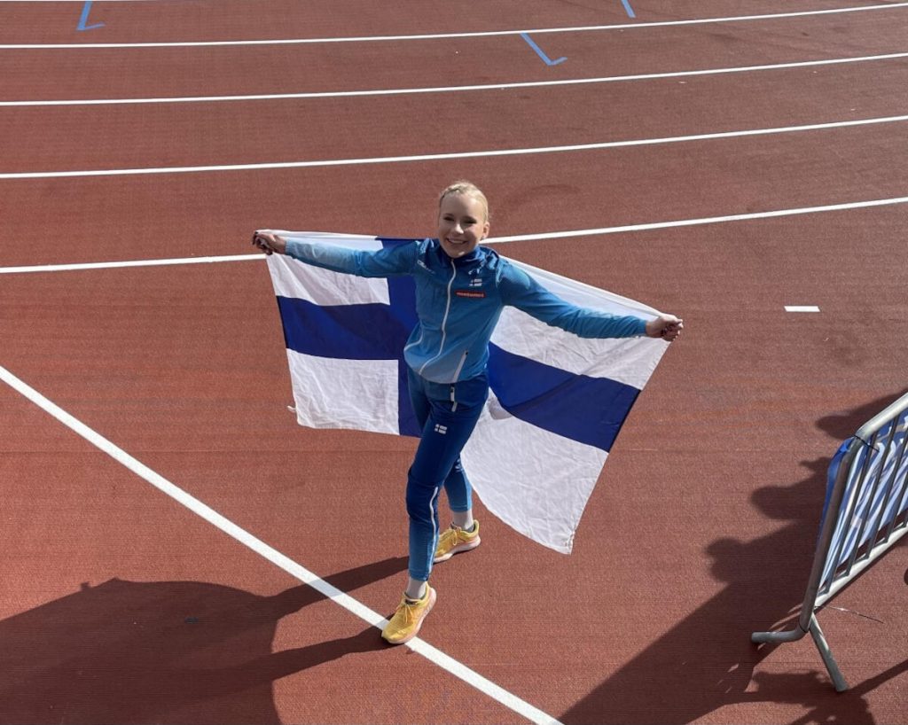 Janna-Juulia Mäenpää otti voiton lauantaina Olympiastadionilla käydyssä Suomi-Ruotsi -maaottelun tyttöjen seiväshypyssä.